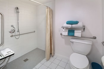 Standard Room, 2 Queen Beds, Accessible