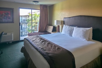 Standard Room, 1 King Bed, Non Smoking, Balcony (Pool View)