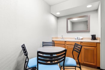 Suite, 1 King Bed, Non Smoking