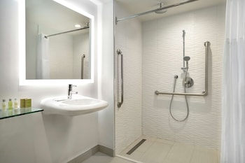 Room, 1 Queen Bed, Accessible (Mobility & Hearing, Roll-in Shower)