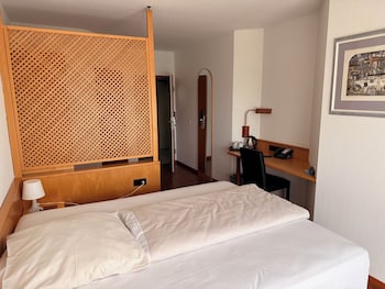 Standard Room, 1 Queen Bed