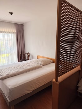 Standard Room, 1 Queen Bed