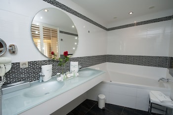 Suite (Swimming pool view)