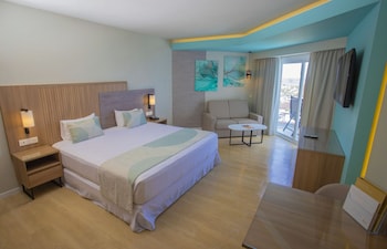 Junior Suite, Partial Ocean View (C)