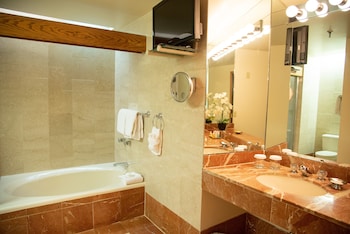 Executive Suite, 1 Master King Bed with Sofa Bed, Single Person Jetted Tub, Pet Friendly