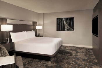 Room, 1 King Bed, Balcony, Corner (View)