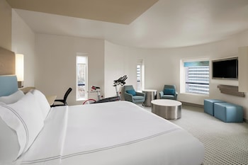 Suite, 1 King Bed, Roll-in Shower (Communications Accessible)
