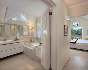 Three Bedroom Palm Grove Residence with Pool