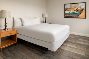 King Kitchenette Suite with Marina View and Balcony- No Pets