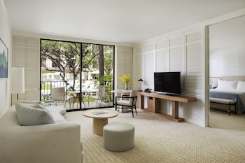 Suite, Poolside