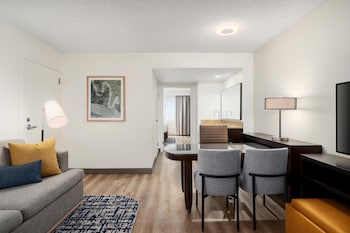 2 Room Suite, 1 King Bed with Queen Sofabed