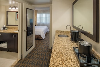 Family Suite, 2 Bedrooms, 2 Bathrooms, 1 King, 1 Queen