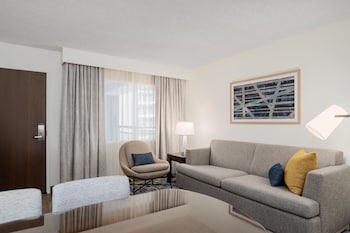 2 Room Premium Corner Suite, 1 King Bed with Queen Sofabed