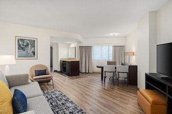 2 Room Premium Corner Suite, 1 King Bed with Queen Sofabed