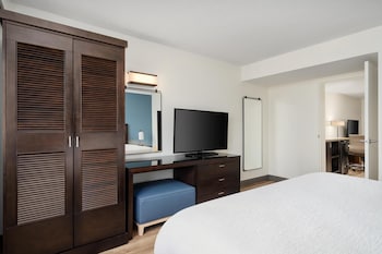 1 King Premium Suite, Mobility/ Hearing Accessible (Bathtub)