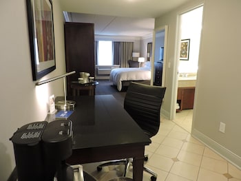 Deluxe Room, 1 King Bed, Microwave