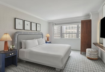 Junior Suite, 1 King Bed, Mobility Accessible (Accessible Tub)