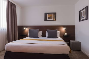 Superior Room, 1 King Bed, Non Smoking, Poolside