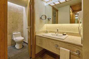 Deluxe Room, 1 King Bed, Pool View