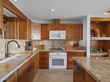 Condo, 2 Bedrooms, Oceanfront (B106)