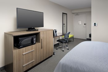 Suite, 1 King Bed, Accessible (Roll-In Shower)