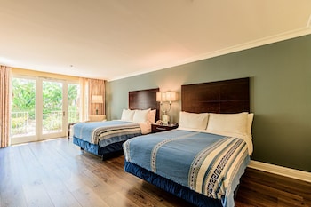 2 Queen Beds, Poolside, Non-Smoking