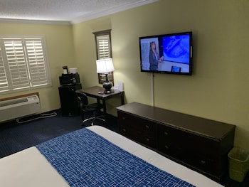 Room, 1 Queen Bed, Accessible, Non Smoking (Mobility, Tub w/ Grab Bars)