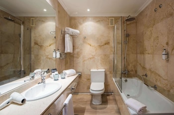 Room (Superior Gran Via View Queen Bed 2+1)