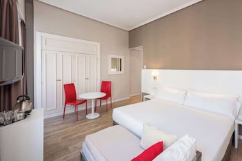 Room (Superior Gran Via View Queen Bed 2+1)