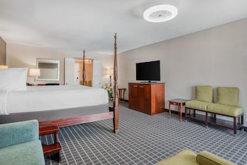 Suite, 1 King Bed, Balcony, Pool View (Four Poster Bed)