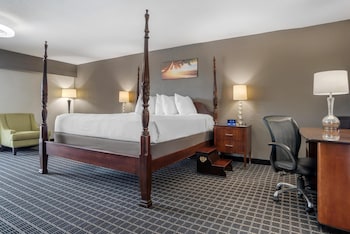 Suite, 1 King Bed, Balcony, Pool View (Four Poster Bed)