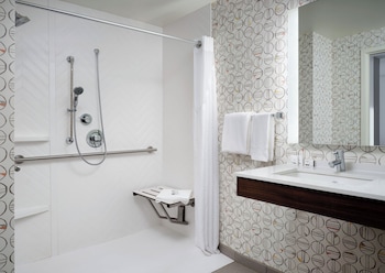 Room, 1 Queen Bed, Transfer Shower, Non Smoking (Communications)