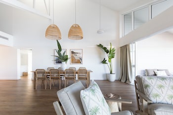 Grand Bungalow, Overwater