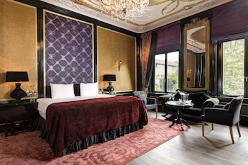 Royal Suite, Jetted Tub (Split Level)