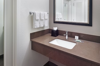 Room, 1 King Bed, Courtyard View (Mobility/Hearing Accessible, Tub)