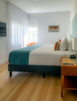 Room, 1 King Bed, Partial Ocean View