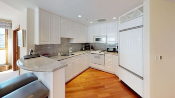 Condo, 2 Bedrooms