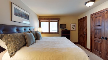 Condo, 2 Bedrooms (Platinum)