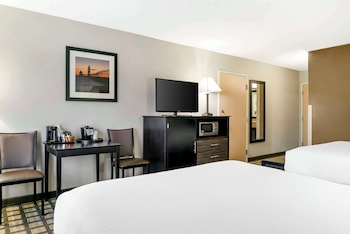 Standard Room, 2 Queen Beds, Refrigerator & Microwave, Courtyard Area