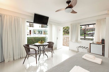Superior Suite, Poolside