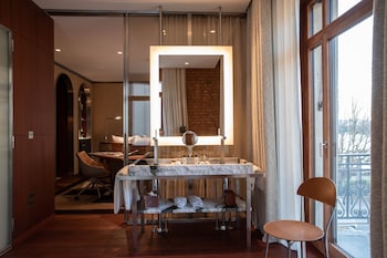 Room, Corner