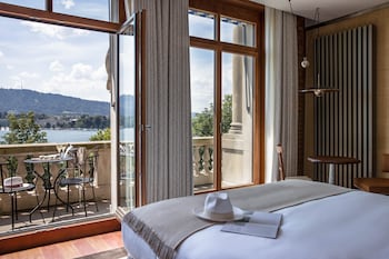 Room, Lake View
