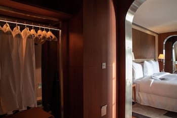 Suite, Lake View