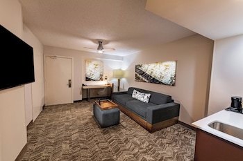 Suite, Multiple Beds (Mobility/Hearing Accessible, Tub)