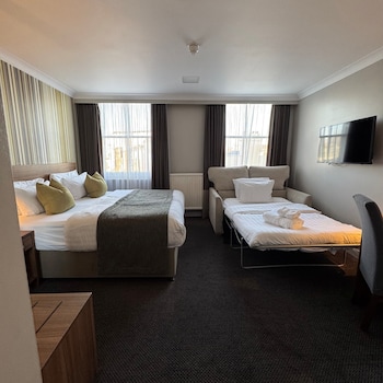 Superior Room, 1 Queen Bed, Non Smoking (with Single Sofabed)