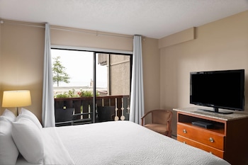 Deluxe Studio Suite, 1 King Bed, Non Smoking, Ocean View
