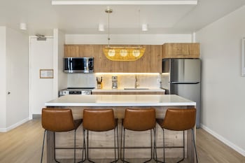 Premier Room, Kitchen, City View (1 Bedroom)