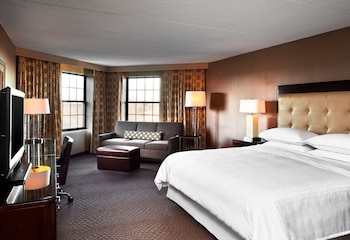 Deluxe Room, 1 King Bed, Non Smoking, Corner