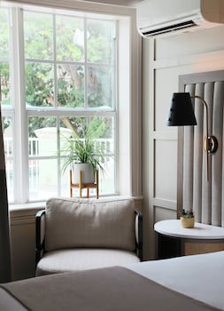 Micro Room, 1 Queen Bed