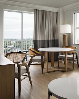 Junior Suite with Corner Balcony City View, 1 King bed